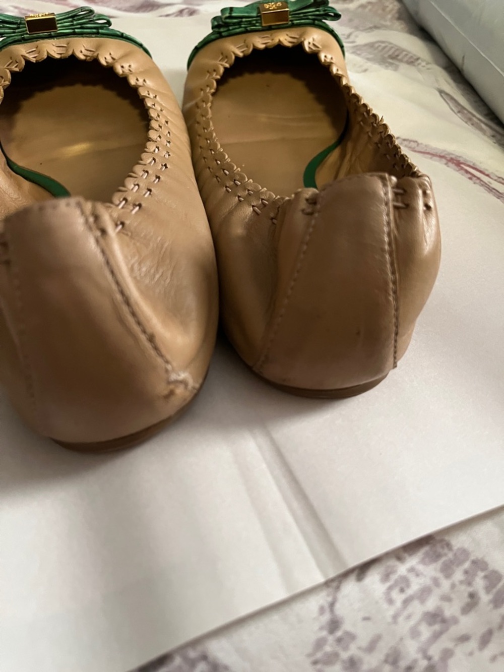 Tory Burch Tan Leather Flats with Green Croc-Texture Toe and Gold Logo - Picture 3 of 4